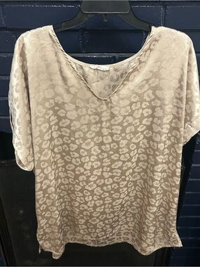 Relaxed V-Neck Cream Leopard Print Blouse